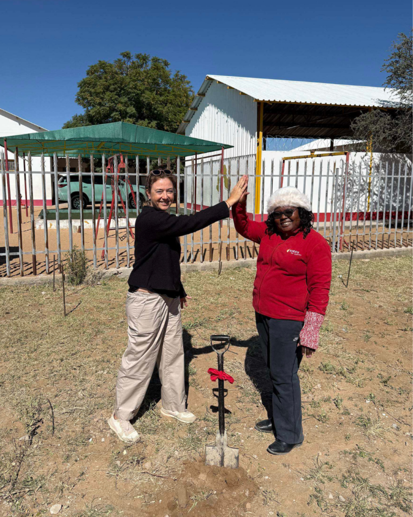 Spatenstich für die neue Suppenküche von steps for children in Okakarara, Namibia. Mit dem Neubau wird die Ernährungssicherheit für Kinder in den umliegenden Informal Settlements gestärkt.