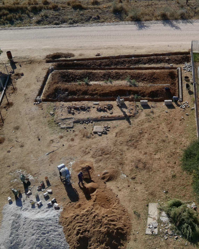 Baustelle der neuen Suppenküche von steps for children in Okakarara, Namibia. Der Neubau schafft die Grundlage für regelmäßige Mahlzeiten für Kinder.