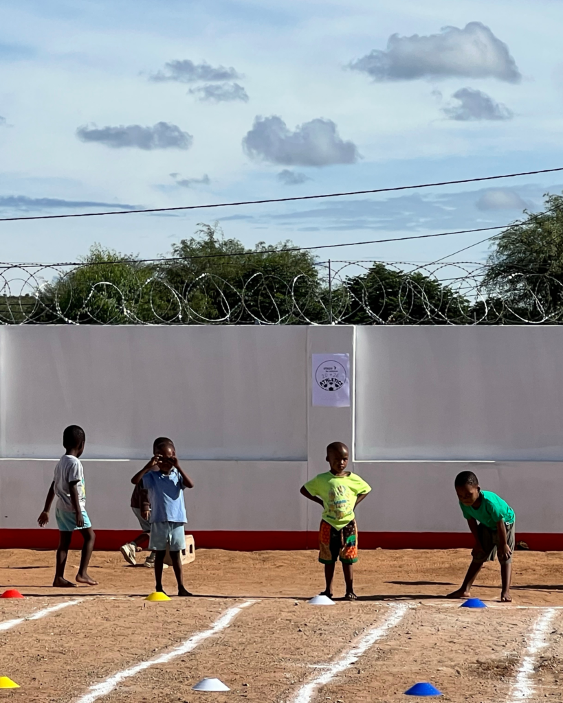 Sports Day im steps Bildungszentrum Gobabis mit verschiedenen Bewegungsstationen